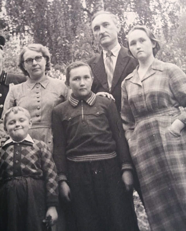 Тамбовцева Татьяна Дмитриевна с мужем и тремя детьми
